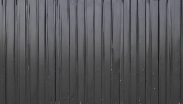 Comment Éliminer les Traces Noires sur le Bardage PVC : Causes et Solutions Professionnelles